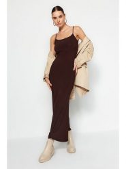 Trendyol Sukienka w kolorze ciemnobrązowym rozmiar: XL. Brązowe sukienki damskie Trendyol, xl, bez wzorów, bez kołnierzyka, bez ramiączek, maxi. Za 78.95 zł.