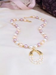 L'Atelier de Gaia Pozłacany naszyjnik z elementami ozdobnymi - dł. 47 cm rozmiar: onesize. Białe naszyjniki damskie L'Atelier de Gaia, pozłacane. Za 86.99 zł.