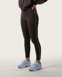 Damskie legginsy z wysokim stanem i kontrastowym lampasem na siłownię – brązowy. Brązowe legginsy sportowe damskie AESTHETIC WOLF, l, bez wzorów, z dzianiny, z podwyższonym stanem, do biegania. Za 239.99 zł.