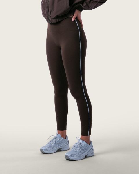 Damskie legginsy z wysokim stanem i kontrastowym lampasem na siłownię – brązowy. Brązowe legginsy damskie AESTHETIC WOLF, l, bez wzorów, z dzianiny, z podwyższonym stanem, do biegania. Za 239.99 zł.