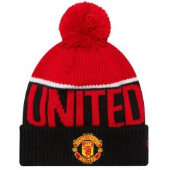 Czapka dla dorosłych Manchester United Pom Beanie. Czerwone czapki męskie New Era, bez wzorów, sportowe. Za 129.99 zł.
