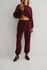 Spodnie typu jogger w kolorze BURGUNDY - AUSTIN-XS. Czerwone spodnie materiałowe damskie Marsala, bez wzorów, z bawełny, eleganckie, z podwyższonym stanem. W wyprzedaży za 111.96 zł.