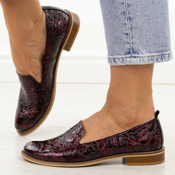 Bordowe skórzane Polskie półbuty damskie Deoni 045. Czerwone półbuty damskie Deoni, bez wzorów, ze skóry, biznesowe, z okrągłym noskiem, bez obcasa, na płaskiej podeszwie. Za 419.00 zł.