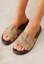 Ciemnobeżowe Klapki z Przeplatanymi Paskami i Nitami przy Podeszwie Marivyn. Brązowe klapki damskie Born2be, bez wzorów, bez obcasa, na płaskiej podeszwie. Za 79.99 zł.