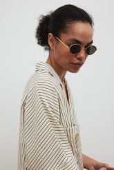 Krótka koszula w paski w kolorze LIGHT BEIGE - TALA-S/M. Brązowe koszule damskie Marsala, m, bez wzorów, z dzianiny, klasyczne, bez kołnierzyka, bez ramiączek. Za 199.90 zł.