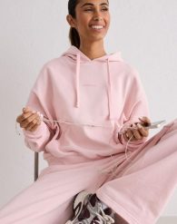 Damska bluza z kapturem oddychająca, 100% bawełna Chunky Terry jasny róż. Czerwone bluzy sportowe damskie Aim'n, l, bez wzorów, z bawełny, bez ramiączek, z kapturem. Za 339.00 zł.