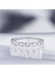 DIAMOND & CO Złoty pierścionek "Beautiful Twist" z diamentami rozmiar: 58. Szare pierścionki damskie Diamond & Co, z diamentem, złote. Za 848.99 zł.