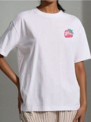 Koszulka oversize z motywem truskawek - biały. Białe t-shirty damskie Sinsay, l, bez wzorów, bez kołnierzyka. Za 25.99 zł.
