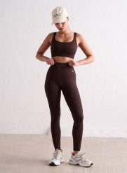 Damskie legginsy bezszwowe, prążkowane, wysoki stan, squat proof brązowe. Brązowe legginsy sportowe damskie Aim'n, l, bez wzorów, z dzianiny, z podwyższonym stanem, na fitness i siłownię. Za 258.00 zł.