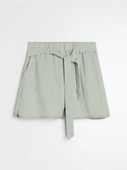 Szorty z paskiem z domieszką wiskozy - niebieski. Niebieskie szorty damskie Sinsay, bez wzorów, z wiskozy. Za 39.99 zł.