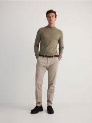 Sweter z wiskozą - oliwkowy. Zielone swetry męskie Reserved, l, bez wzorów, z dzianiny, bez kołnierzyka. W wyprzedaży za 49.99 zł.