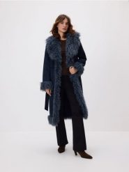Płaszcz z imitacji zamszu i futra - granatowy. Niebieskie płaszcze damskie Reserved, l, bez wzorów. Za 399.99 zł.
