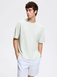 Strukturalny t-shirt relaxed fit - jasnozielony. Zielone t-shirty męskie Reserved, l, bez wzorów, z bawełny, bez kołnierzyka. Za 79.99 zł.