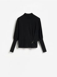Sweter z ozdobnym detalem - czarny. Czarne swetry klasyczne damskie Reserved, l, z dzianiny, bez kołnierzyka. Za 129.99 zł.