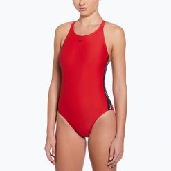 Strój pływacki jednoczęściowy damski Nike Logo Tape Fastback. Czerwone stroje jednoczęściowe damskie Nike, bez wzorów. Za 199.99 zł.