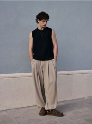 Spodnie loose fit - beżowy. Brązowe spodnie materiałowe męskie Reserved, bez wzorów, z bawełny. Za 129.99 zł.