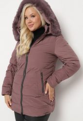 Ciemnofioletowa Kurtka z Dwustronnym Suwakiem Odpinanym Kapturem i Futerkiem Itteira. Fioletowe kurtki damskie Born2be, xl, bez wzorów, z jeansu. Za 229.99 zł.