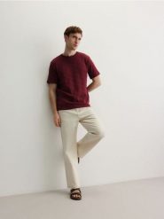 Strukturalny t-shirt comfort fit - brązowy. Brązowe t-shirty męskie Reserved, l, bez wzorów, z bawełny, bez kołnierzyka. W wyprzedaży za 45.99 zł.