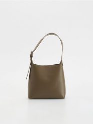 Torebka hobo z klamrą - brązowy. Brązowe torebki klasyczne damskie Reserved, bez wzorów, ze skóry, bez dodatków. W wyprzedaży za 49.99 zł.