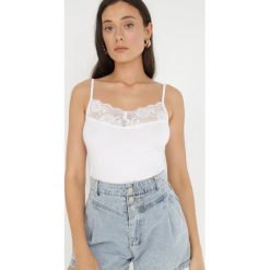 Biały Top Bawełniany Thelameia. Białe topy damskie Born2be, l, bez wzorów, z bawełny, bez kołnierzyka. Za 19.99 zł.