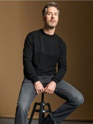 Sweter - czarny. Czarne swetry męskie Sinsay, l, bez wzorów, z bawełny, bez kołnierzyka. W wyprzedaży za 29.99 zł.