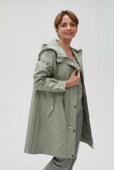 Parka z katurem oliwkowa. Zielone parki damskie MOODO, bez wzorów, z poliesteru. W wyprzedaży za 179.99 zł.