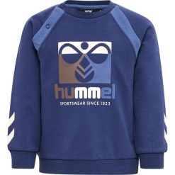 Bluza chłopięca Hummel Lassen. Niebieskie bluzy bez kaptura męskie HUMMEL, z bawełny. Za 172.50 zł.