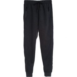 Ciemnoszare Spodnie Orrin. Szare spodnie dresowe męskie Born2be, bez wzorów, z dresówki. Za 49.99 zł.