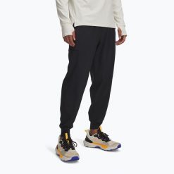 Spodnie do biegania męskie Under Armour Trail Run. Czarne spodnie materiałowe męskie Under Armour, bez wzorów, sportowe. Za 259.99 zł.