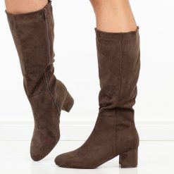 Czekoladowe jesienne kozaki damskie na obcasie S.Barski 8131. Brązowe kozaki damskie S.BARSKI, z dzianiny, z okrągłym noskiem, bez obcasa, na obcasie. Za 259.00 zł.