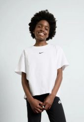 T-SHIRT NIKE FZ5559-100. Białe t-shirty damskie Nike, m, bez wzorów, z bawełny, bez kołnierzyka. Za 84.99 zł.