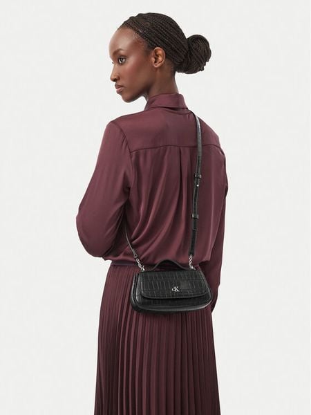 Calvin Klein Torebka Ck Croc Top Handle Bag LV04F3903G Czarny. Czarne torebki klasyczne damskie CALVIN KLEIN, bez wzorów, ze skóry, bez dodatków. Za 449.99 zł.
