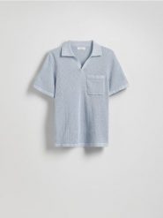 Ażurowy sweter polo - jasnoniebieski. Niebieskie swetry męskie Reserved, l, w ażurowe wzory, z bawełny, bez kołnierzyka. Za 99.99 zł.