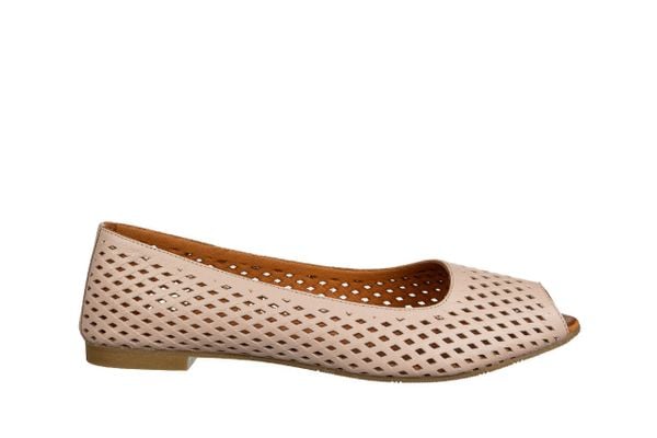 Baleriny Bayla-161 037 121 2 013 Peach Whip 161687, Różowy, Skóra naturalna - 37. Czerwone baleriny damskie Bayla, bez wzorów, z materiału, bez obcasa, na płaskiej podeszwie. W wyprzedaży za 169.00 zł.