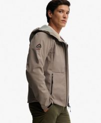 Superdry Kurtka Softshell Trekker z Kapturem, wodoodporna powłoka – Fort Taupe. Brązowe kurtki damskie Superdry., xl, bez wzorów, z elastanu, z kapturem. Za 398.70 zł.