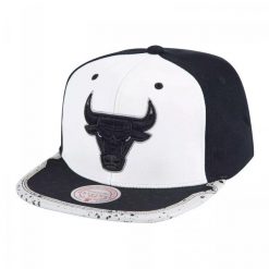 Czapka z daszkiem unisex koszykarska Mitchell & Ness Chicago Bulls czarno-biała. Białe czapki męskie Mitchell & Ness, bez wzorów, sportowe. Za 179.00 zł.