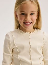 Koszulka z przeszyciami - kremowy. Białe koszulki dziewczęce Reserved, bez wzorów, z bawełny, bez ramiączek. W wyprzedaży za 22.99 zł.