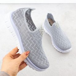 Półbuty sportowe damskie ażurowe slip on szare Artiker 56C1016. Szare półbuty damskie Artiker, w ażurowe wzory, z tkaniny. Za 67.50 zł.