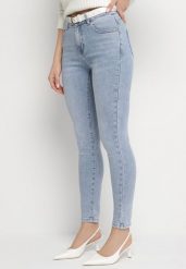 Jasnoniebieskie Bawełniane Jeansy o Kroju Slim Felanna. Niebieskie jeansy damskie Born2be. Za 49.99 zł.