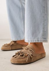 Beżowe Klapki VICES Mule Ozdobione Frędzlami Koralikami i Kokardą Eathelena. Brązowe klapki damskie Renee, bez wzorów, bez obcasa, na płaskiej podeszwie. Za 119.99 zł.