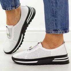 Białe ażurowe skórzane półbuty damskie S.Barski 7092. Białe półbuty damskie S.BARSKI, w ażurowe wzory, z jeansu, casualowe, z okrągłym noskiem, bez obcasa, na płaskiej podeszwie. Za 249.00 zł.