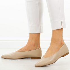 Beżowe skórzane czółenka damskie T.Sokolski 307. Brązowe czółenka damskie Sokolski, bez wzorów, ze skóry, bez obcasa, na płaskiej podeszwie. W wyprzedaży za 263.12 zł.