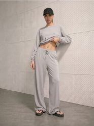 Krótka bluza crewneck z ozdobnymi oczkami - szary. Szare bluzy bez kaptura damskie Sinsay, l. Za 49.99 zł.