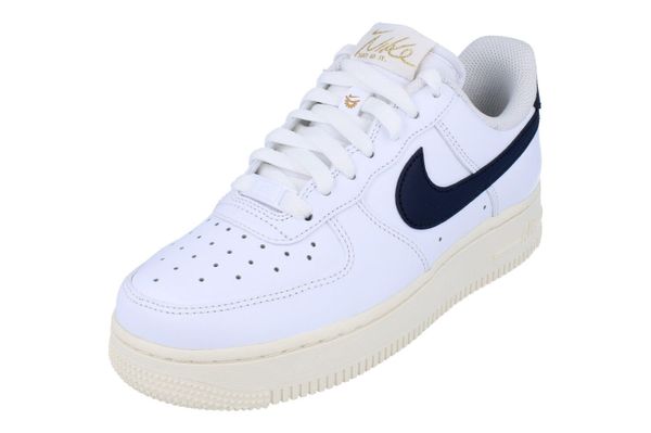 Buty sportowe Sneakersy damskie, W Air Force 1 07 EasyOn. Białe buty sportowe na co dzień damskie Nike, bez wzorów, z materiału, trekkingowe. Za 499.99 zł.