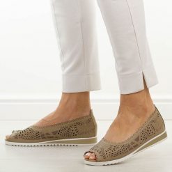 Beżowe skórzane półbuty damskie M.Daszyński Ol27-1. Brązowe półbuty damskie M.Daszyński, w ażurowe wzory, ze skóry, casualowe, z otwartym noskiem, bez obcasa, na płaskiej podeszwie. W wyprzedaży za 197.10 zł.