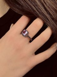 Les Petites Précieuses Pozłacany pierścionek z kamieniami szlachetnymi rozmiar: 60. Czerwone pierścionki damskie Les Petites Précieuses, z ametystem, pozłacane. Za 195.99 zł.