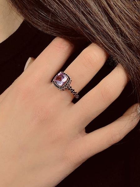 Les Petites Précieuses Pozłacany pierścionek z kamieniami szlachetnymi rozmiar: 56. Czerwone pierścionki damskie Les Petites Précieuses, z ametystem, pozłacane. Za 271.03 zł.