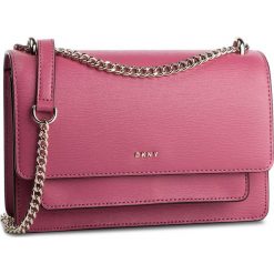Torebka DKNY - R91E3A90 Pink PNK. Czerwone torebki klasyczne damskie DKNY, bez wzorów, ze skóry, eleganckie, bez kołnierzyka, bez ramiączek. W wyprzedaży za 489.00 zł.