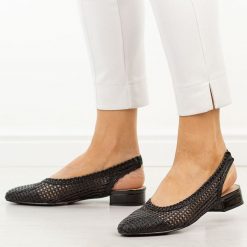 Czarne przewiewne baleriny damskie T.Sokolski 147. Czarne baleriny damskie Sokolski, w ażurowe wzory, z jeansu, bez obcasa, na obcasie. W wyprzedaży za 157.52 zł.