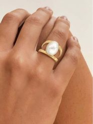 Les Favorites Pozłacany pierścionek z masą perłową rozmiar: 54. Białe pierścionki damskie Les Favorites, z perłą, pozłacane. Za 195.99 zł.